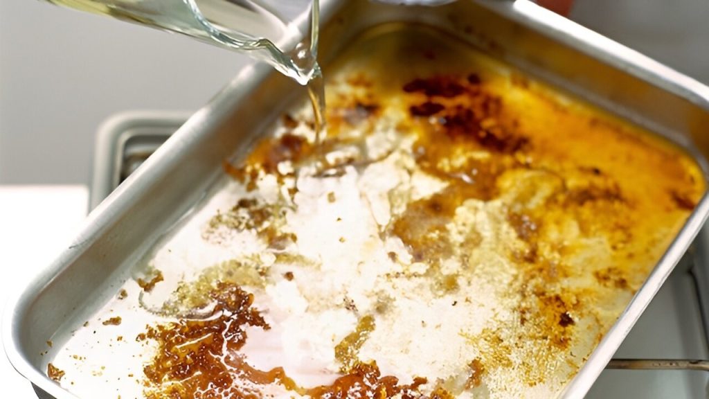 تمیز کردن سینی فر سوخته ؛ ۵ روش ساده و مؤثر برای برق انداختن سینی فر