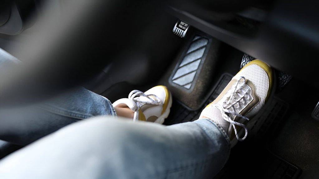 گرفتن ترمز و کلاچ به صورت همزمان ؛ اشتباهی رایج در رانندگی