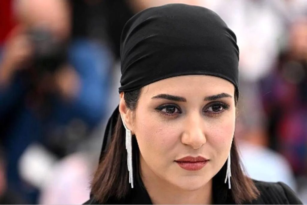 صحنه پربازدید خواستگاری از پریناز ایزدیار در تلویزیون